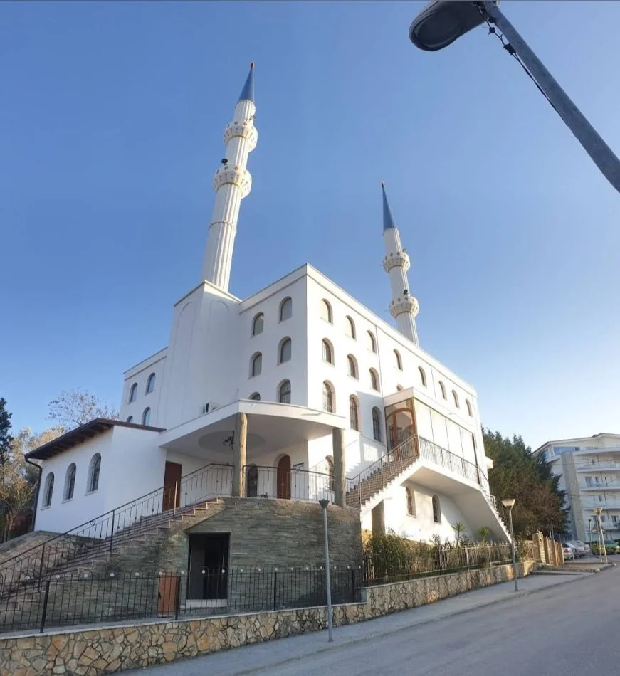 Tirane, jepet me qera apartament 1+1 prane Xhamise te Liqenit .   Kati 2, 70 m² 430 € (Selita vjeter)