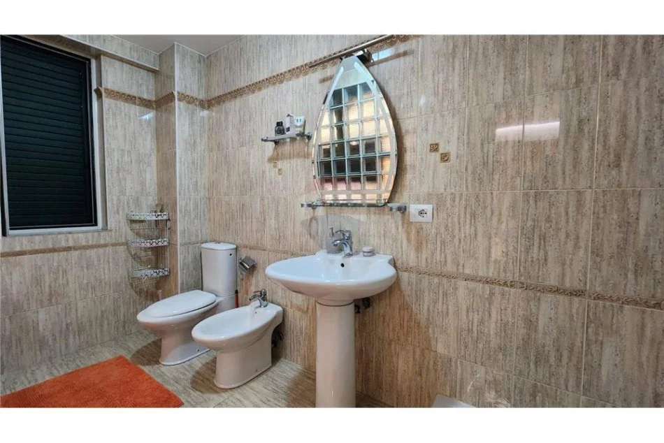 Tirane, jepet me qera apartament 1+1 , 60 m² 600 € (Muhamet Gjollesha)