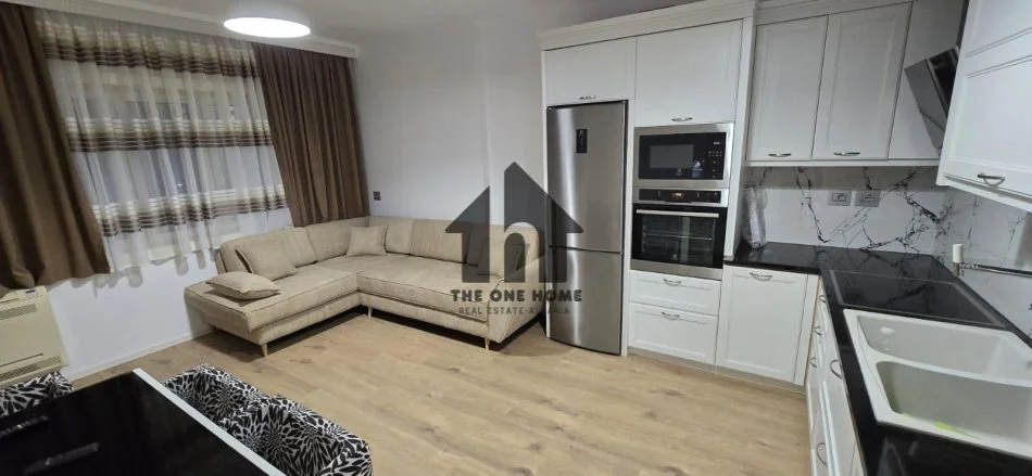 Tirane, jepet me qera apartament 1+1+Ballkon Kati 4, 70 m² 700 € (Komune Parisit)