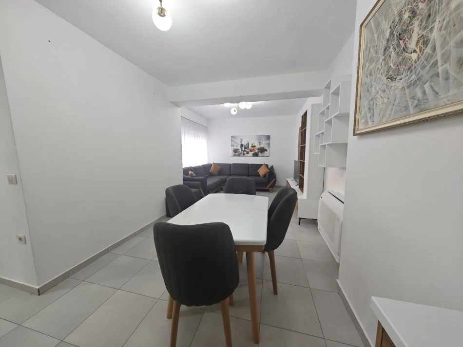 Tirane, jepet me qera 2+1 Kati 2, 650 € (Rruga e Zallit)