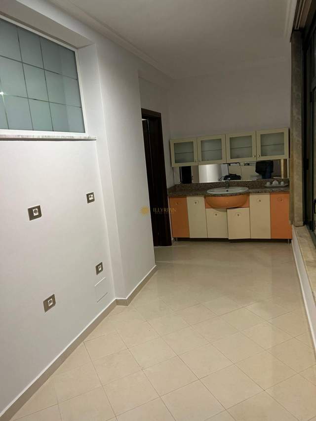 Tirane, jepet me qera zyre Kati 3, 127 m² 800 Euro (Myslym Shyri)