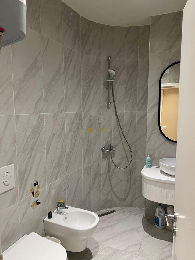Tirane, jepet me qera zyre Kati 3, 127 m² 800 Euro (Myslym Shyri)