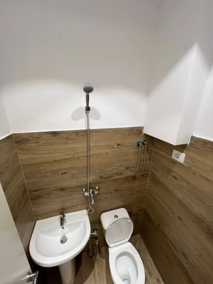 Tirane, jepet me qera zyre Kati 1, 30 m² 650 € (DREJTORIA POLICISE)