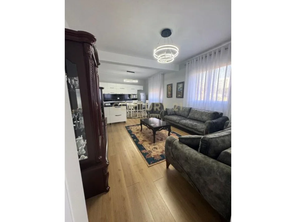 Tirane, jepet me qera apartament 3+1 Kati 2, 90 m² 550 € 