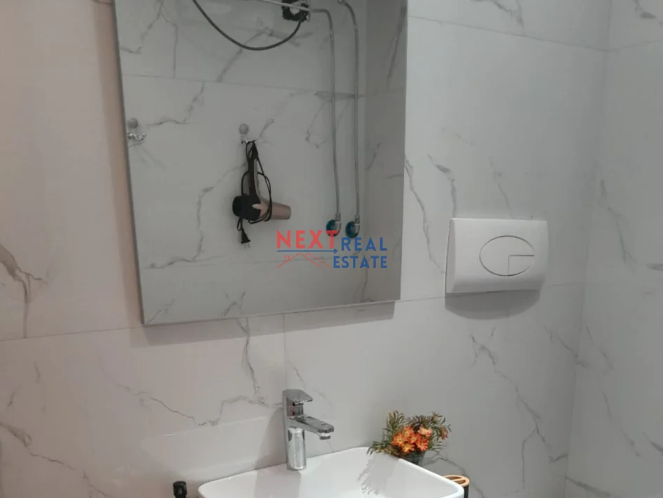 Vlore, jepet me qera garsonier 1+1+Ballkon , 40 m² 400 € (LUNGOMARE)