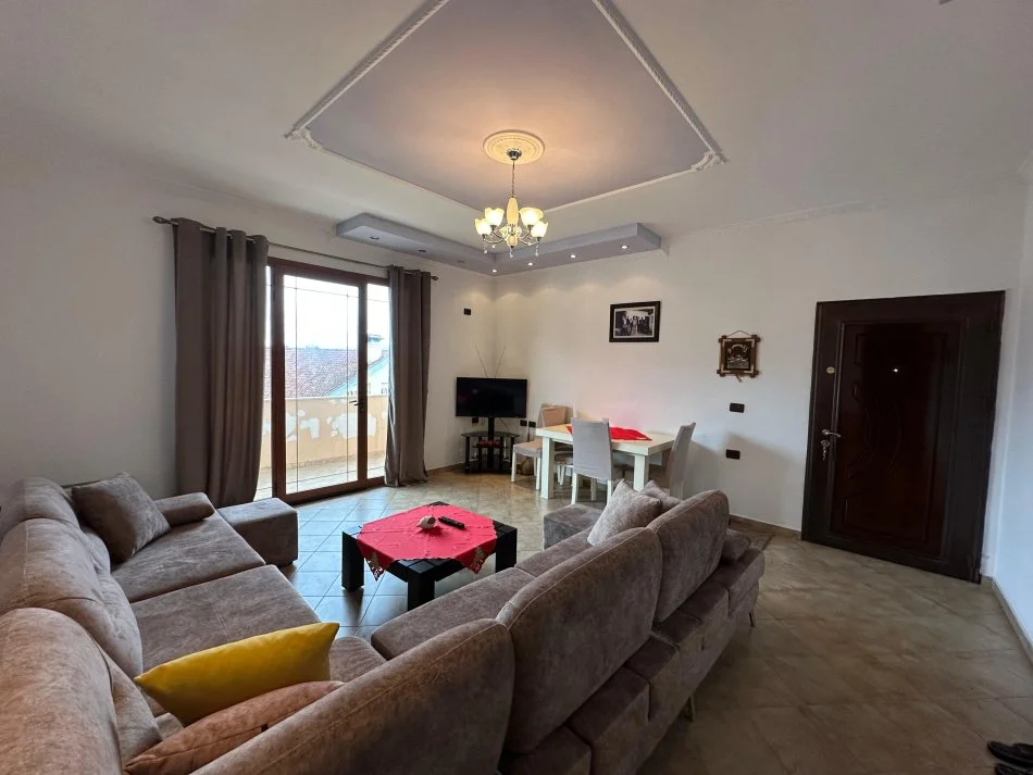 Tirane, jepet me qera apartament 2+1+Ballkon Kati 1, 114 m² 300 € (Rruga Prengaj)