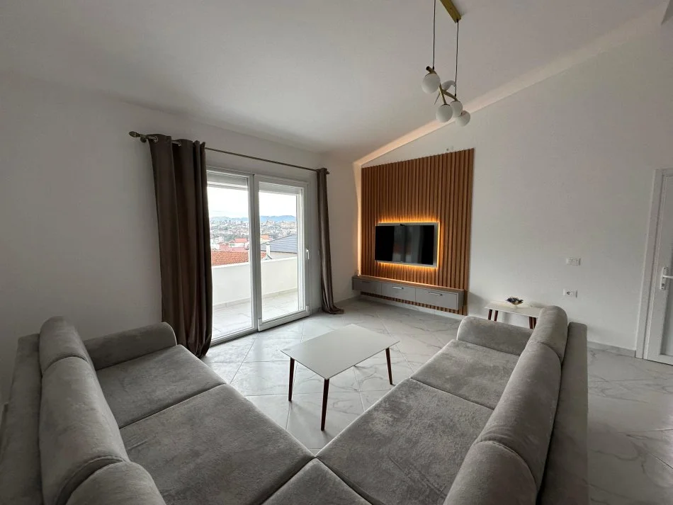 Tirane, jepet me qera apartament 2+1+Ballkon Kati 2, 114 m² 400 € (Rruga Prengaj)