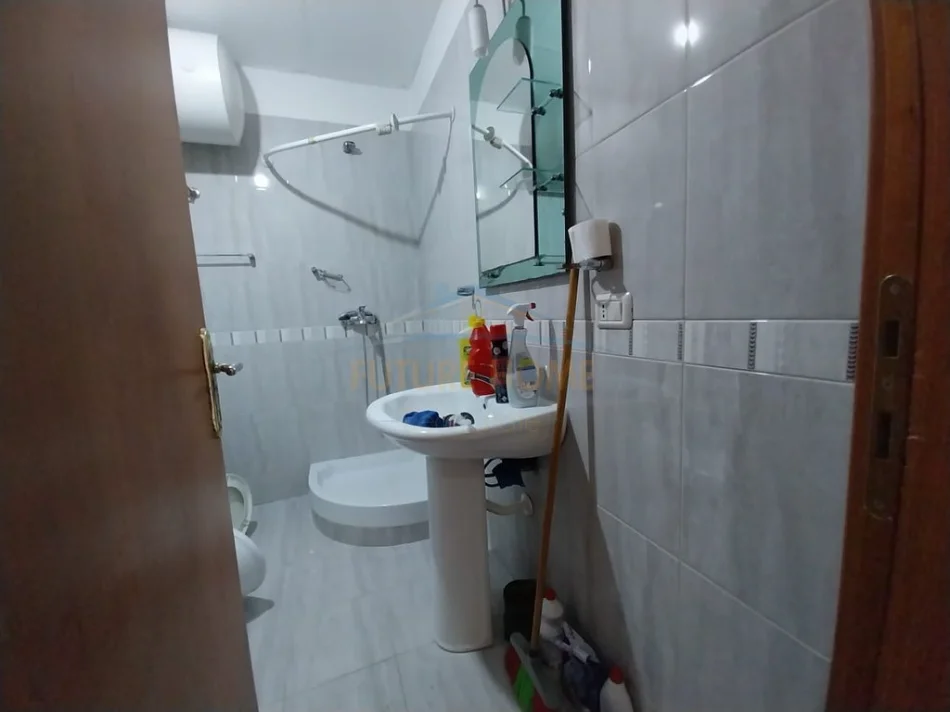 Tirane, jepet me qera apartament 2+1 Kati 7, 85 m² 450 € (YZBERISHT , Prane Nela 6)