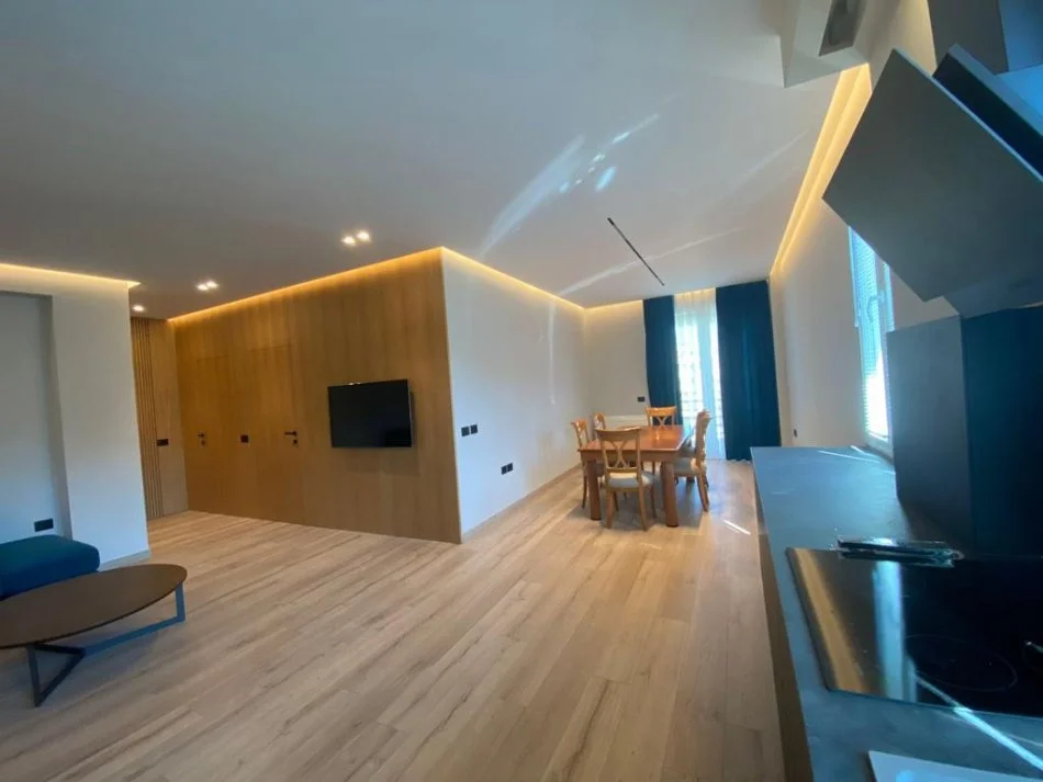 Tirane, jepet me qera apartament 2+1+Ballkon Kati 7, 101 m² 1.000 € (MBIKALIMI KOMUNES)