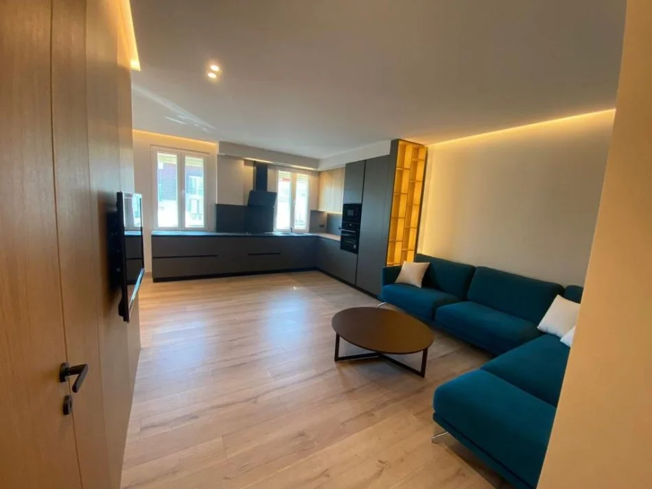 Tirane, jepet me qera apartament 2+1+Ballkon Kati 7, 101 m² 1.000 € (MBIKALIMI KOMUNES)