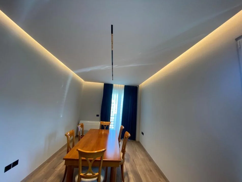 Tirane, jepet me qera apartament 2+1+Ballkon Kati 7, 101 m² 1.000 € (MBIKALIMI KOMUNES)