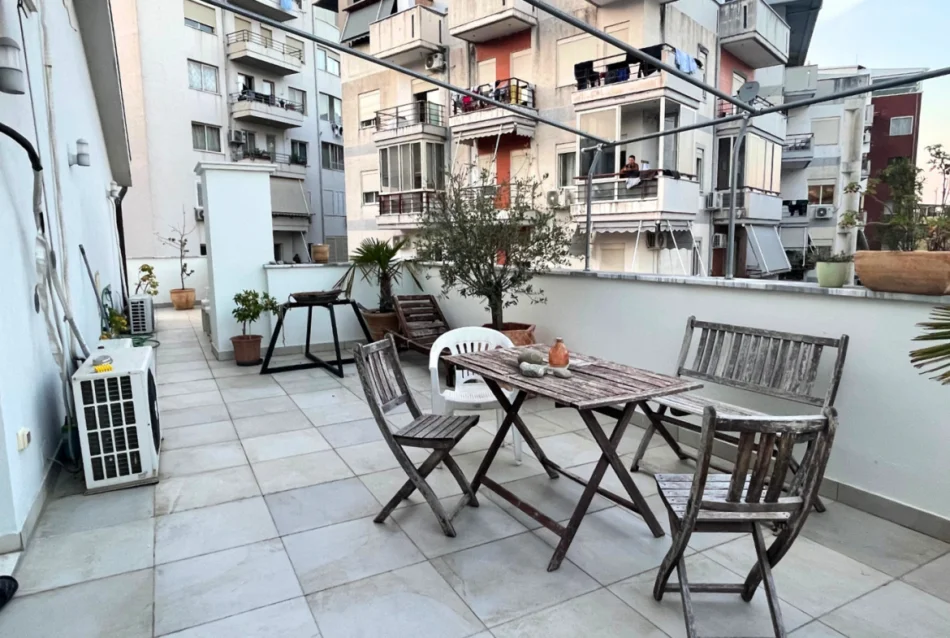 Tirane, jepet me qera apartament 3+1 Kati 5, 245 m² 1.200 € (Rruga Liqeni i Thate)