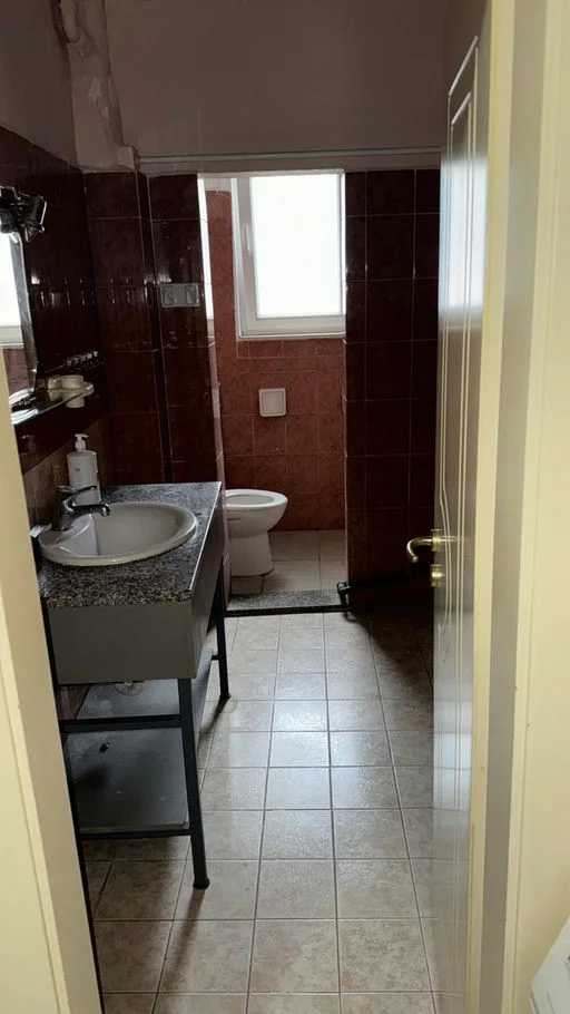 Tirane, jepet me qera apartament 1+1+Ballkon Kati 1, 63 m² 460 € (Rruga"Kavajes")
