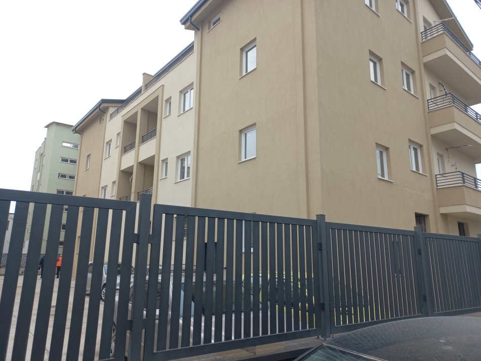 Tirane,Me Qera, mundësi Investimi për shfrytëzim me Qera Ditore/Airbnb, 12-apartament, tip 1+1, kat 2 e  3 nga toka, në palla ri, rr."Jashar Erebara" pranë Bulevardit të Ri/ e bllokut Magazinave "Siri Kodra", 2-km/30min në këmbë (10min auto) nga qendra / sheshi "Skënderbej" Tirane