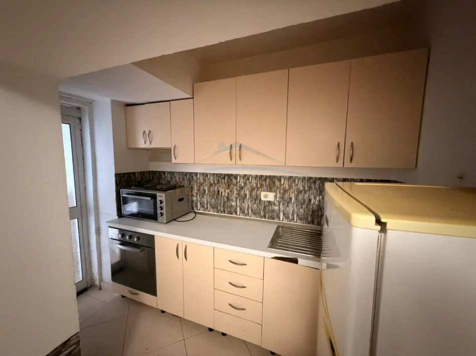 Tirane, jepet me qera apartament 1+1 Kati 1, 60 m² 330 € (NISHARAKU)