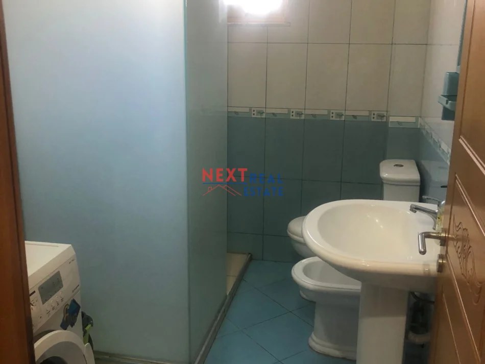 Vlore, jepet me qera apartament 1+1+Ballkon Kati 9, 350 € (LUNGOMARE)