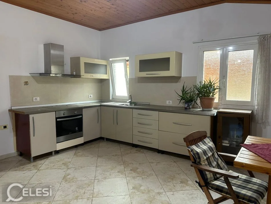 Tirane, jepet me qera Vile 1+1+Ballkon Kati 3, 90 m² 280 € (Kodra e Priftit)