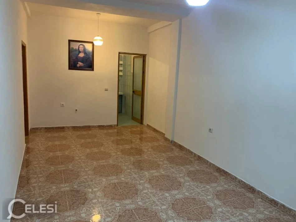 Tirane, jepet me qera Vile 1+1 Kati 1, 90 m² 300 € (Jepet Me Qera Kat Vile Prane Stacionit te Trenit)