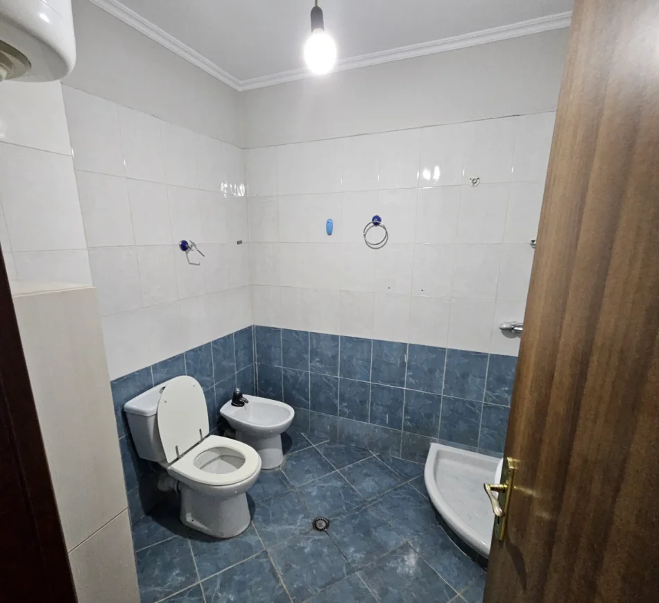 Tirane, jepet me qera apartament 1+1 Kati 11, 100 m² 500 € (Rruga e Kavajes, prane Kompleksit Deliorgji.)