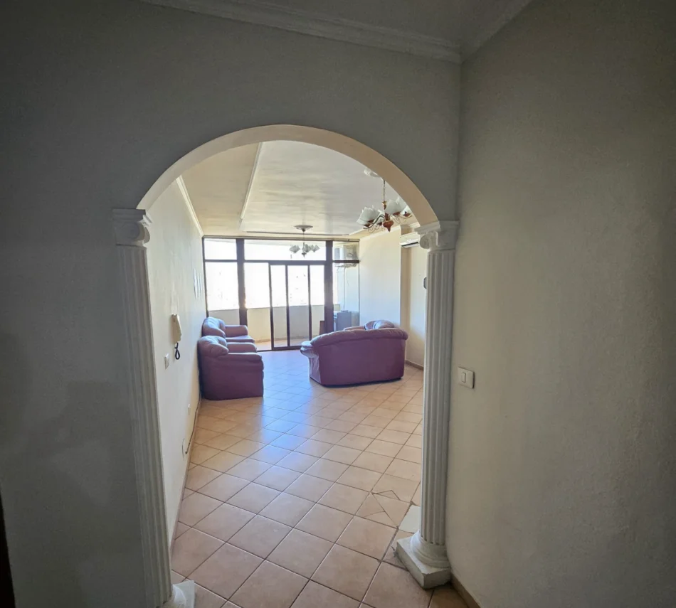 Tirane, jepet me qera apartament 1+1 Kati 11, 100 m² 500 € (Rruga e Kavajes, prane Kompleksit Deliorgji.)