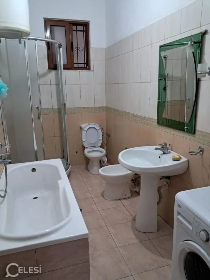 Tirane, jepet me qera shtepi 1+1+Ballkon Kati 1, 72 m² 300 € (Bulevardi i Ri)