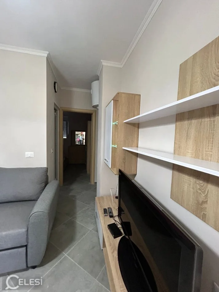 Tirane, jepet me qera shtepi 1+1 Kati 1, 45 m² 350 € (rruga Xhon Belushi)