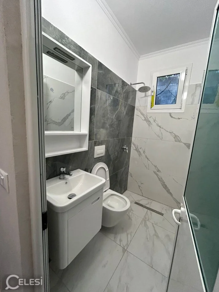 Tirane, jepet me qera shtepi 1+1 Kati 1, 45 m² 350 € (rruga Xhon Belushi)