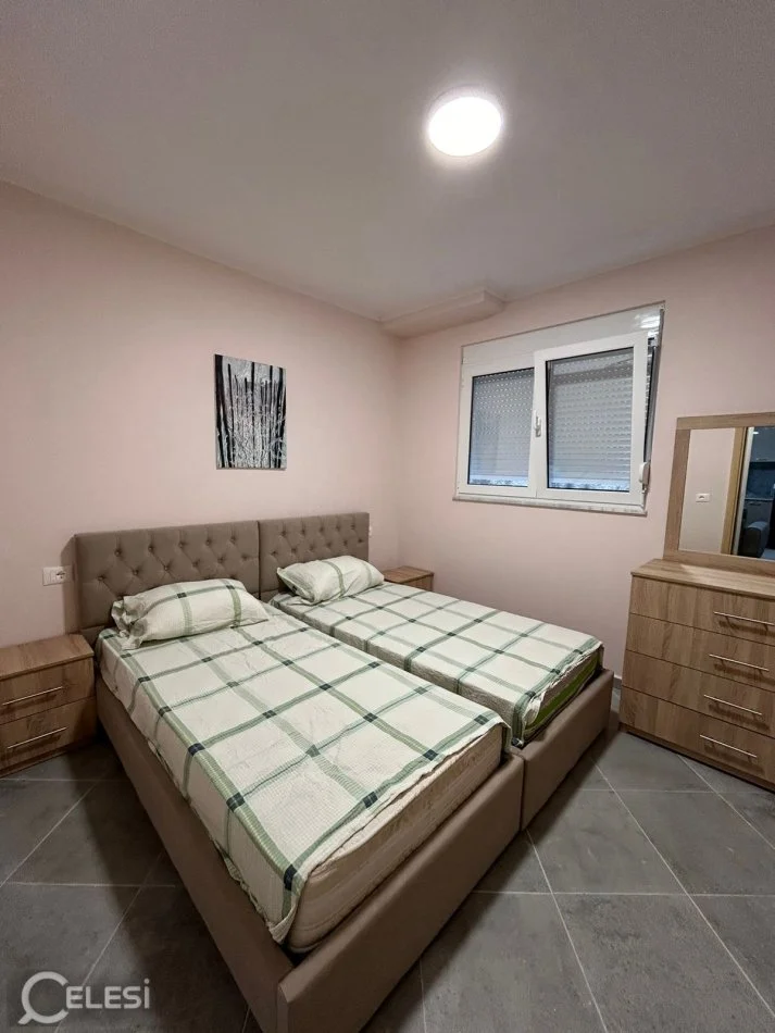 Tirane, jepet me qera shtepi 1+1 Kati 1, 45 m² 350 € (rruga Xhon Belushi)