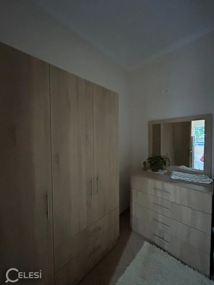 Tirane, jepet me qera shtepi 1+1 Kati 1, 45 m² 350 € (rruga Xhon Belushi)