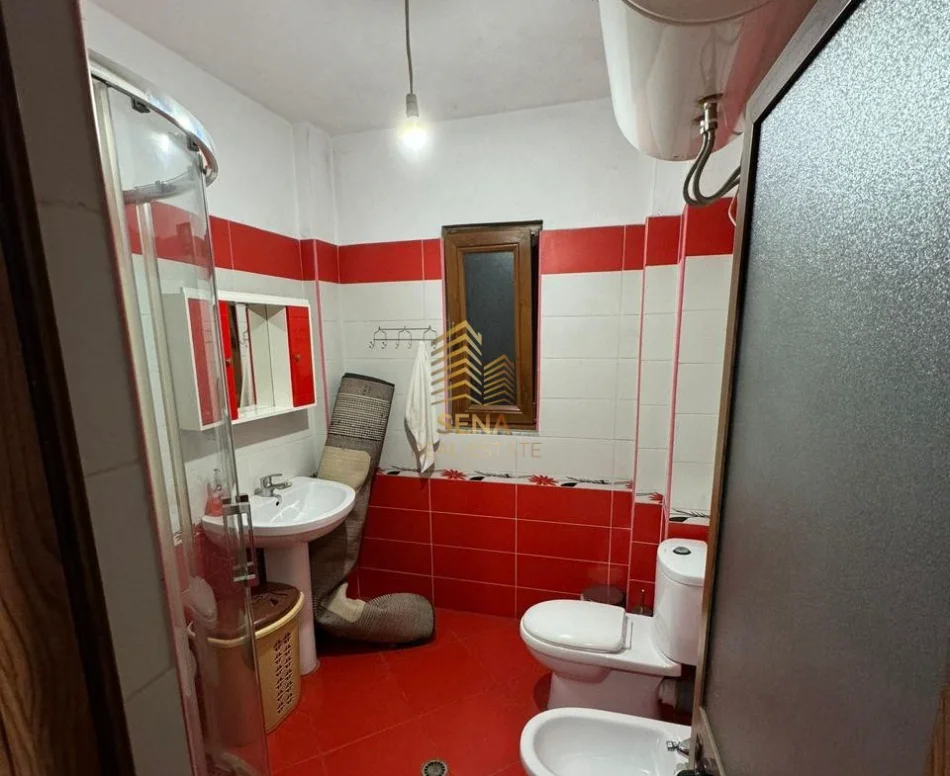 Tirane, jepet me qera apartament 2+1+Ballkon Kati 3, 110 m² 400 € (Stacioni i Trenit)
