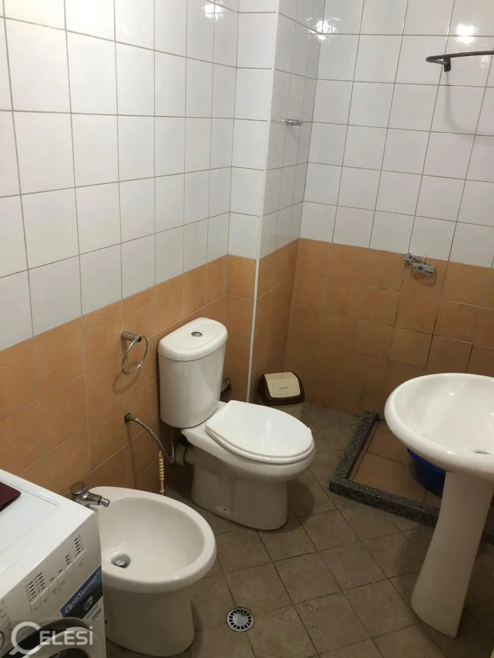 Tirane, jepet me qera apartament 1+1 Kati 3, 58 m² 400 € (Xhamllik)