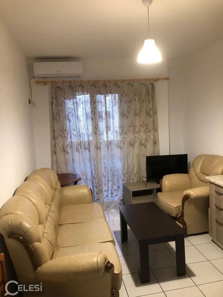 Tirane, jepet me qera apartament 1+1 Kati 3, 58 m² 400 € (Xhamllik)