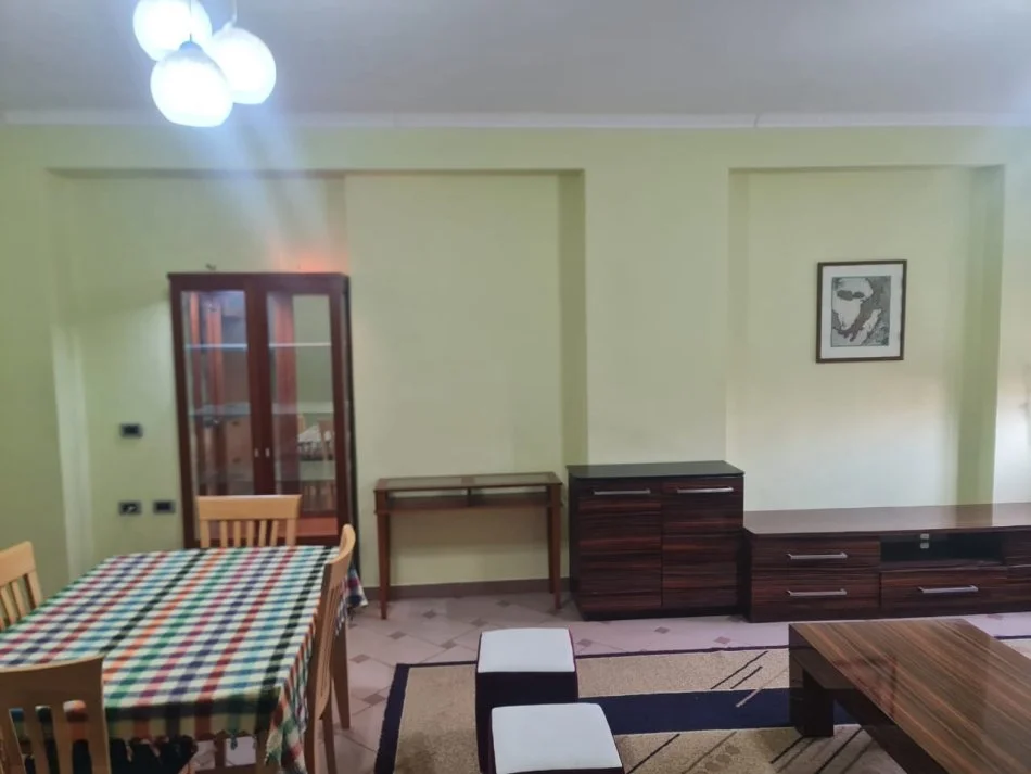 Tirane, jepet me qera apartament 1+1 Kati 2, 74 m² 680 € (Blloku i Ambasadave)