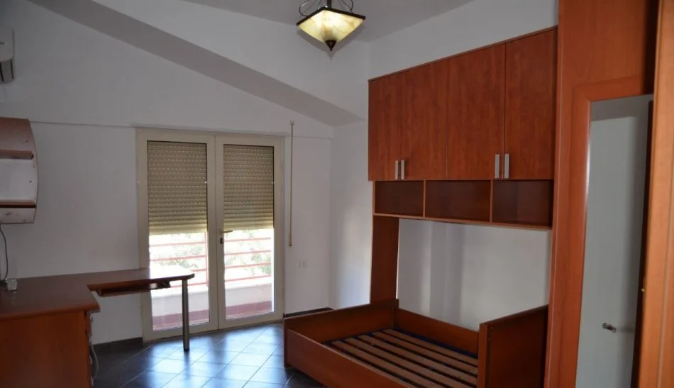 Tirane, jap me qera apartament 4+1+Ballkon Kati 5, 210 m² 1.200 € (liqeni thate)