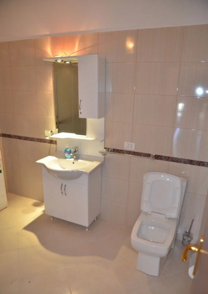 Tirane, jepet me qera apartament 4+1+Aneks+Ballkon Kati 5, 210 m² 1.200 € (Liqeni i thate)