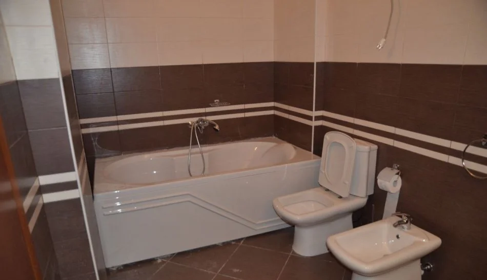 Tirane, jepet me qera apartament 4+1+Aneks+Ballkon Kati 5, 210 m² 1.200 € (Liqeni i thate)