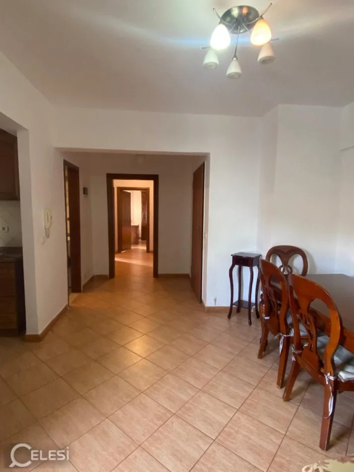 Tirane, jepet me qera apartament 2+1+Ballkon Kati 3, 90 m² 350 € (Kompleksi Malajzian)