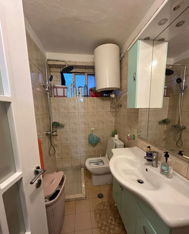 Tirane, jepet me qera apartament 2+1 Kati 5, 60 m² 500 € (Rruga Ferit Xhajko)