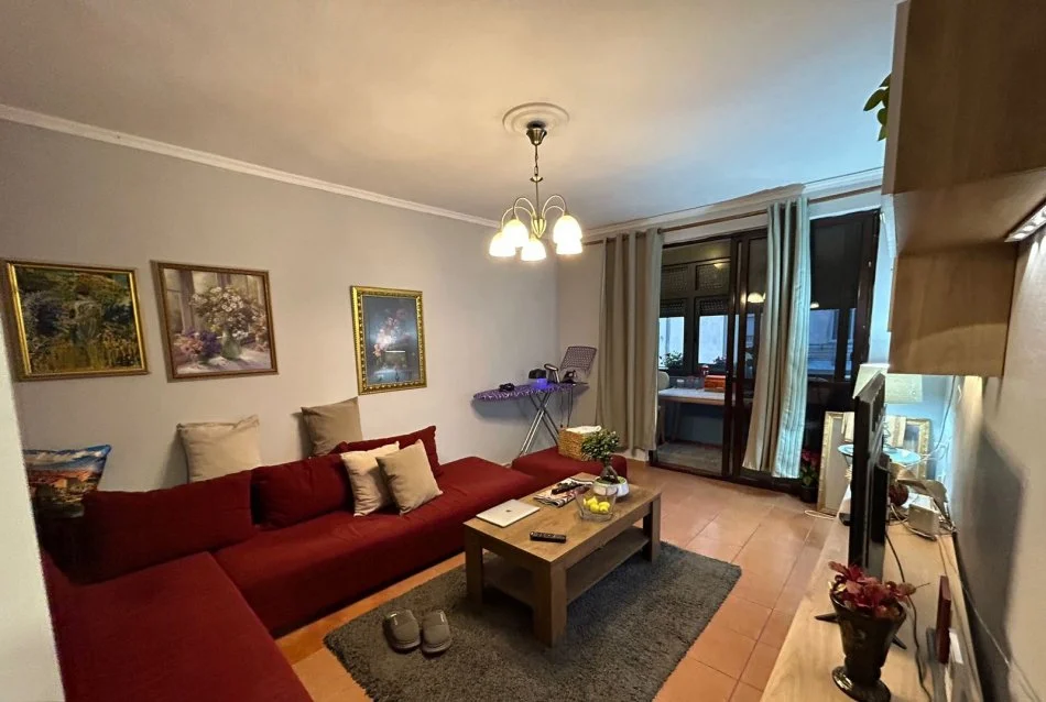 Tirane, jepet me qera apartament 2+1 Kati 5, 60 m² 500 € (Rruga Ferit Xhajko)