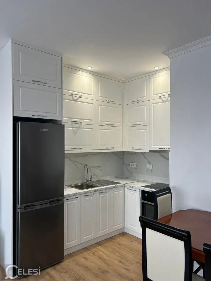 Tirane, jepet me qera apartament 1+1+Ballkon Kati 5, 80 m² 400 € (rruga Muhamed Deliu)