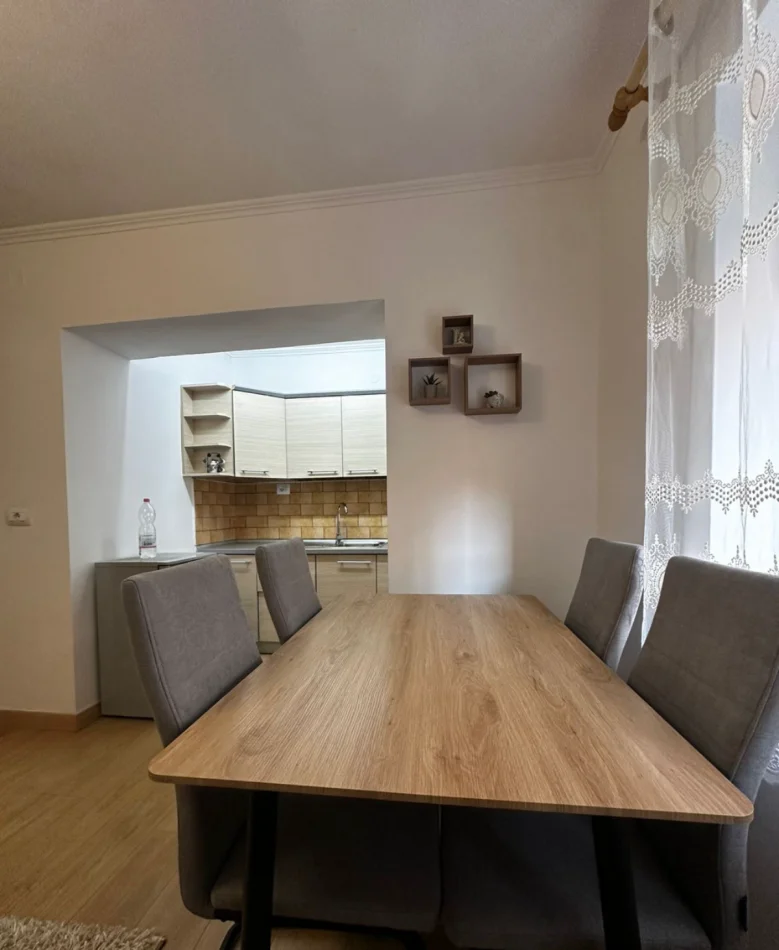 Tirane, jap me qera apartament 1+1+Ballkon Kati 2, 75 m² 600 € (Myslym Shyr)