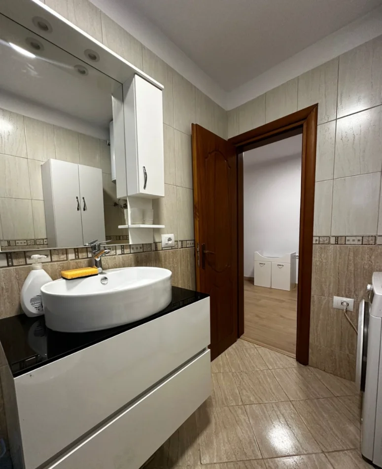 Tirane, jap me qera apartament 1+1+Ballkon Kati 2, 75 m² 600 € (Myslym Shyr)