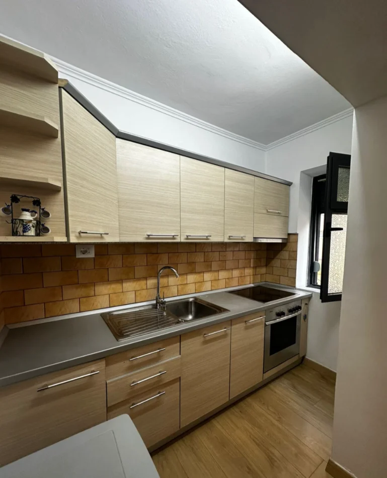 Tirane, jap me qera apartament 1+1+Ballkon Kati 2, 75 m² 600 € (Myslym Shyr)