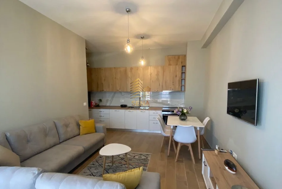 Tirane, jepet me qera apartament 1+1+Ballkon Kati 7, 70 m² 650 € (Shkolla e Kuqe)