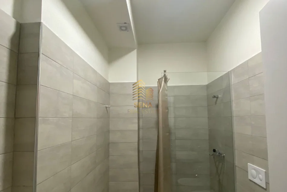 Tirane, jepet me qera apartament 1+1+Ballkon Kati 7, 70 m² 650 € (Shkolla e Kuqe)