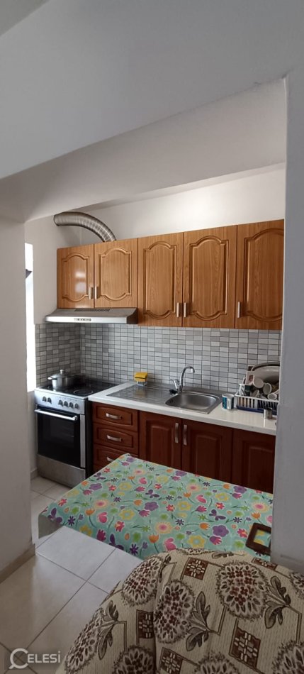 Tirane, jepet me qera apartament 2+1+Aneks+Ballkon Kati 2, 75 m² 450 € (Rr. Ali Demi Te Azili pallat buze rruge)