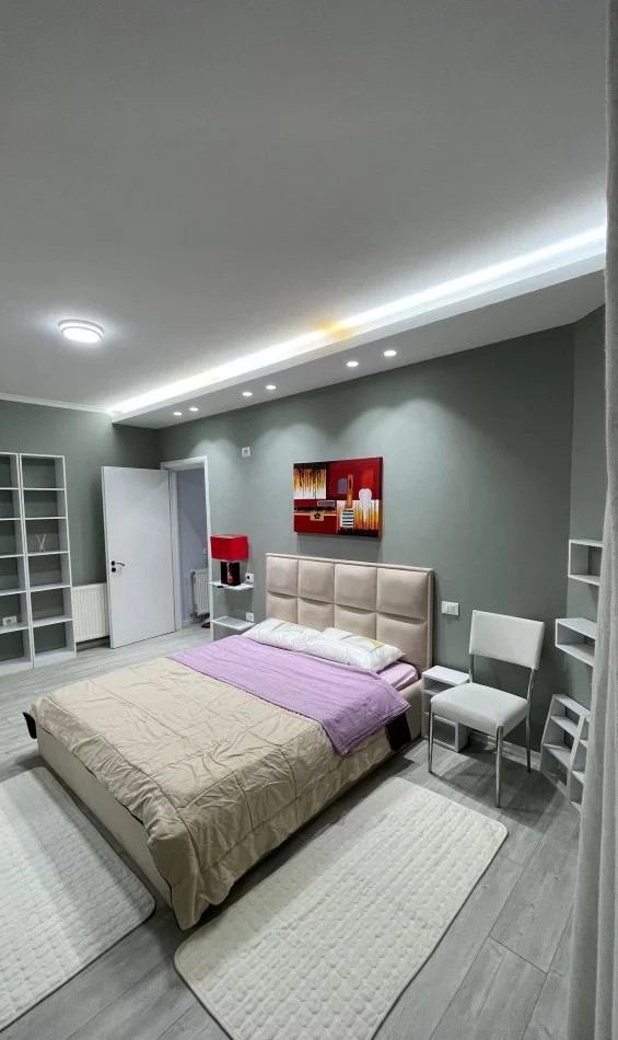 Tirane, jepet me qera apartament 1+1+Ballkon Kati 3, 65 m² 660 € (rruga komuna e parisit)