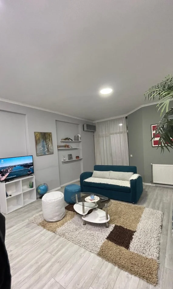 Tirane, jepet me qera apartament 1+1+Ballkon Kati 3, 65 m² 660 € (komuna parisit)