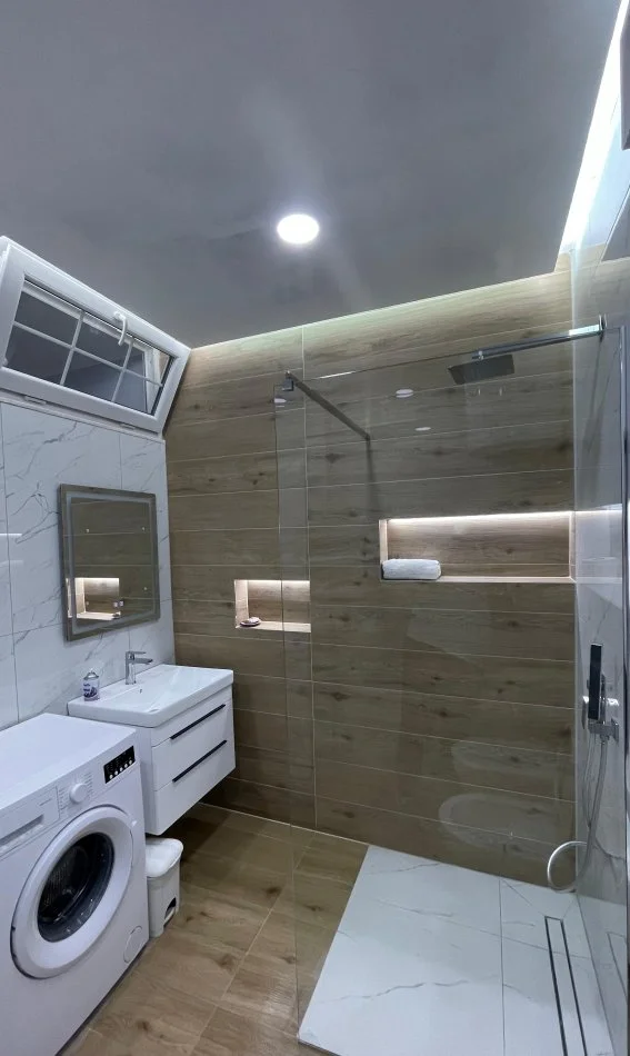 Tirane, jepet me qera apartament 1+1+Ballkon Kati 3, 65 m² 660 € (komuna parisit)