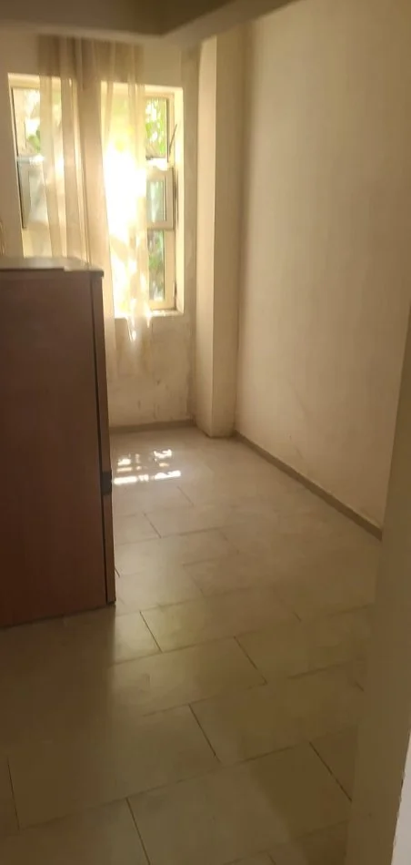 Tirane, jepet me qera apartament 1+1 Kati 2, 50 m² 270 € (rruga petro nini luarasi)